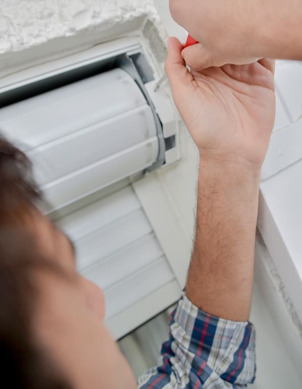 Mann installiert Jalousien